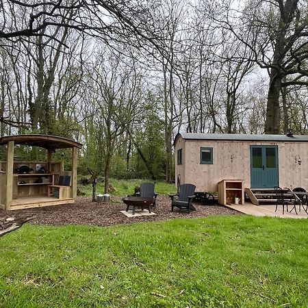 Coachroad Shepherds Huts Petworth Exterior photo
