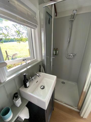 Coachroad Shepherds Huts Petworth Exterior photo