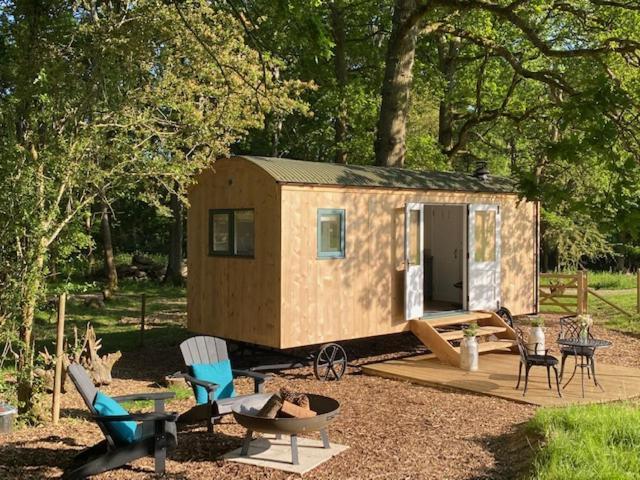Coachroad Shepherds Huts Petworth Exterior photo