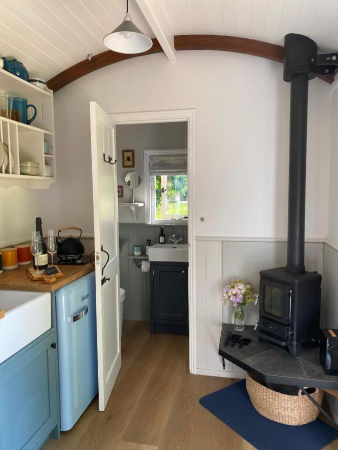 Coachroad Shepherds Huts Petworth Exterior photo