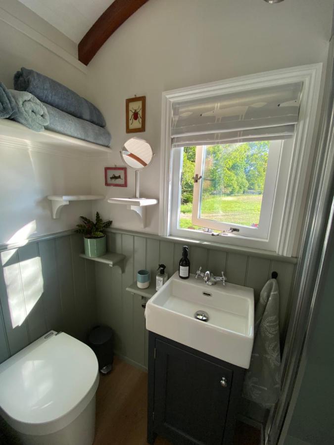 Coachroad Shepherds Huts Petworth Exterior photo