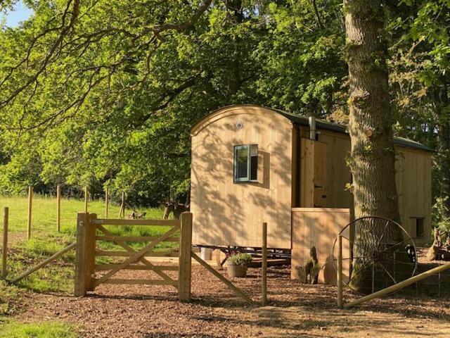 Coachroad Shepherds Huts Petworth Exterior photo