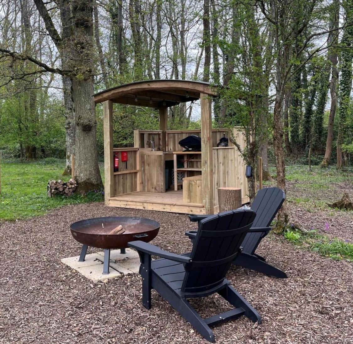 Coachroad Shepherds Huts Petworth Exterior photo